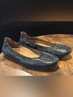 Vionic Robyn Black Perforated Leather Ballet Flats Sz 8.5 Cut Out Floral EUC